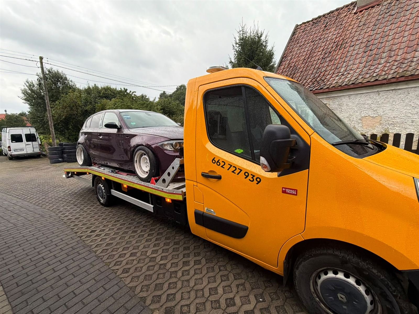 Laweta TK-CARS z samochodem osobowym — pomoc drogowa Olsztyn