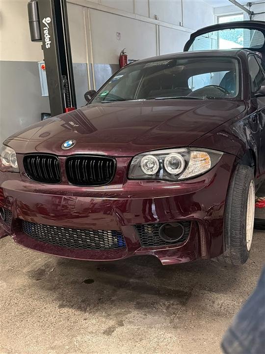 BMW na stanowisku w warsztacie — naprawa zawieszenia